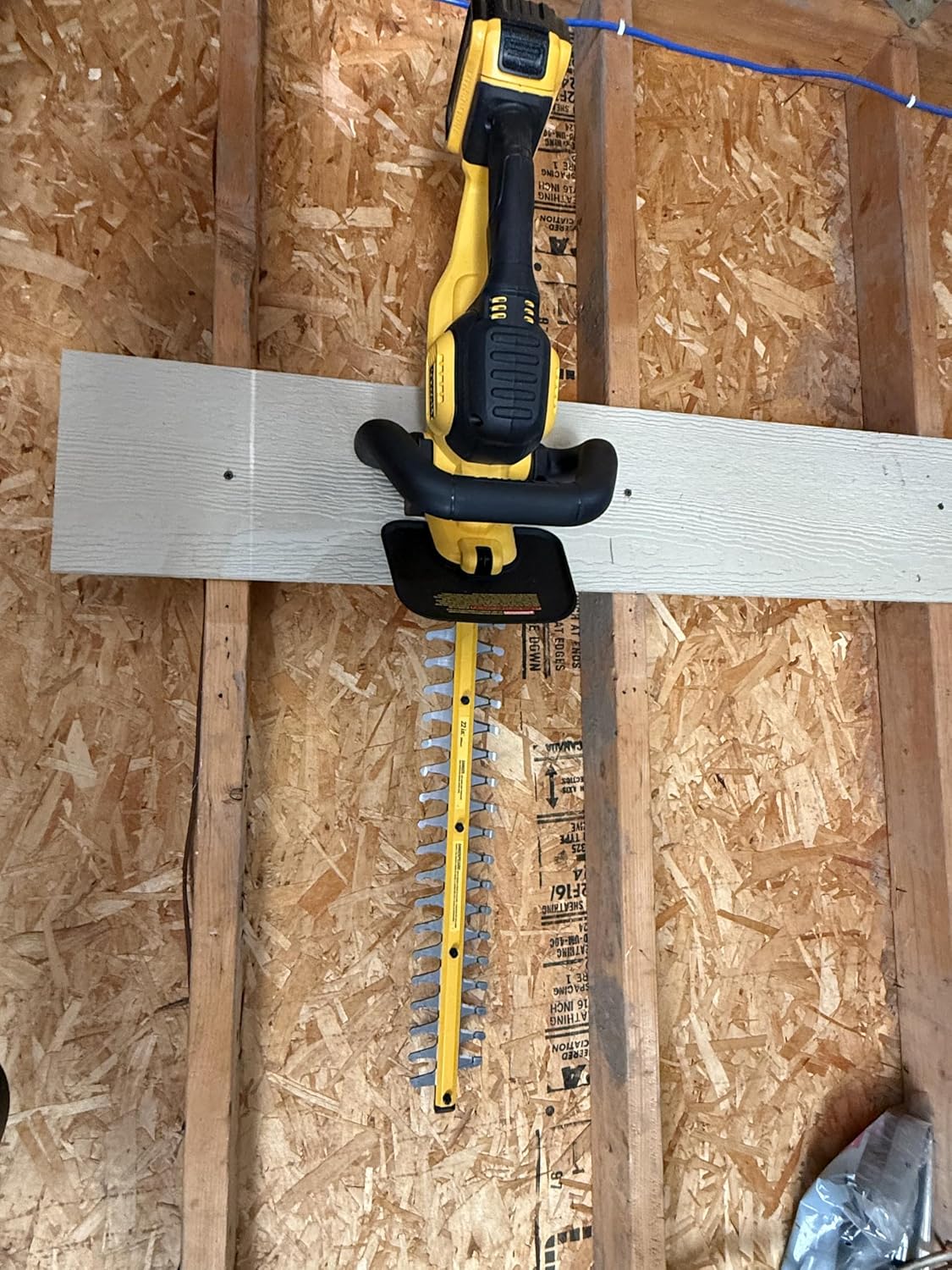 Hedger Support Mural – Rangement Sécurisé Et Peu Encombrant Pour Taille-haie (jaune)